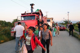 Honduran women fleeing