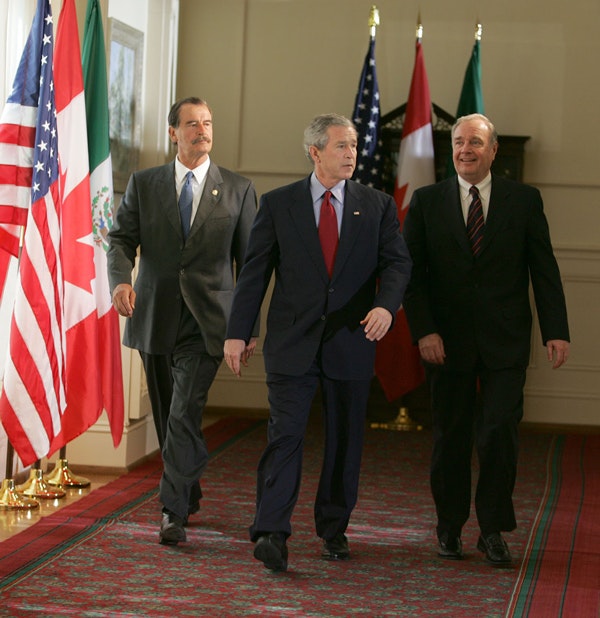 President George W. Bush walks with Mexico President Vicente Fox, left, and Canadian Prime Minister Paul Martin upon their arrival Wednesday, March 23, 2005, at the Bill Daniels Activity Center at Baylor University in Waco, Texas.  (Eric Draper / George W. Bush Presidential Library and Museum/NARA)